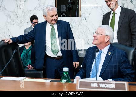 Washington, États-Unis. 14 mars 2024. Les sénateurs américains Jack Reed (d-RI) et Roger Wicker (R-MS) s'exprimant lors d'une audience de la Commission des services armés du Sénat au Capitole des États-Unis. Crédit : SOPA images Limited/Alamy Live News Banque D'Images