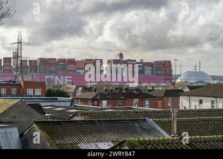 Ocean Network Express / UN porte-conteneurs entièrement chargé quittant Southampton vu de Freemantle, Southampton, Hampshire, Angleterre, Royaume-Uni Banque D'Images