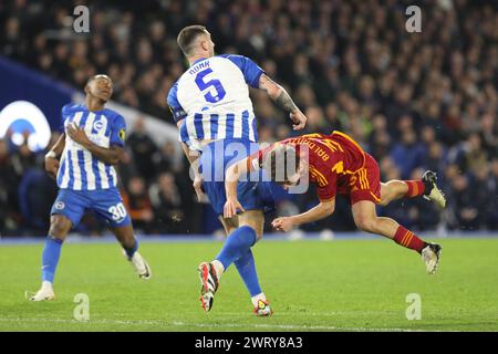 Brighton et Hove, Royaume-Uni. 14 mars 2024. Tommaso Baldanzi de L'AS Roma vole dans les airs lors du match de l'UEFA Europa League entre Brighton et Hove Albion et Roma au American Express Community Stadium, Brighton et Hove, en Angleterre, le 14 mars 2024. Photo de Joshua Smith. Utilisation éditoriale uniquement, licence requise pour une utilisation commerciale. Aucune utilisation dans les Paris, les jeux ou les publications d'un club/ligue/joueur. Crédit : UK Sports pics Ltd/Alamy Live News Banque D'Images