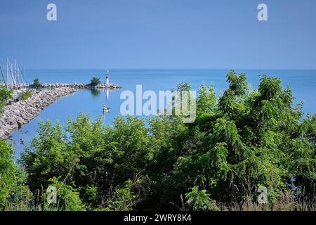 Reflets de minuscule phare et bateau de pêche unique dans les eaux calmes du lac Ontario près de la marina de Port Dalhousie, Ontario, Canada. Banque D'Images