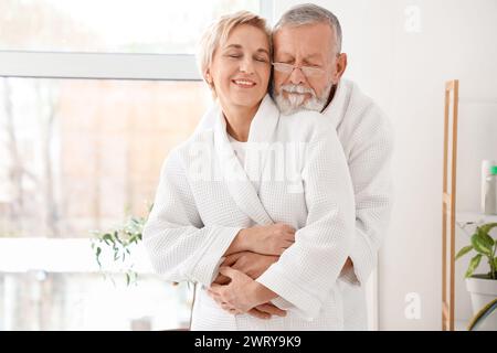 Couple mature embrassant après la douche dans la salle de bains Banque D'Images