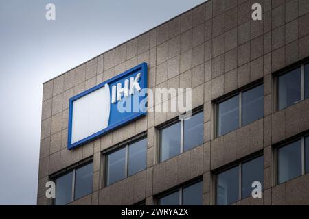 Photo d'un panneau avec le logo d'IHK à Dusseldorf, Allemagne. La Chambre d'industrie et de commerce de Düsseldorf (IHK Düsseldorf) est la chambre de l'indu Banque D'Images