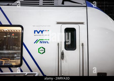 Photo d'un panneau avec les logos de VRR, NWL, NVR sur l'un de leurs trains de banlieue à la gare de Cologne. Nahverkehr Rheinland (NVR) : C'est un orgue Banque D'Images
