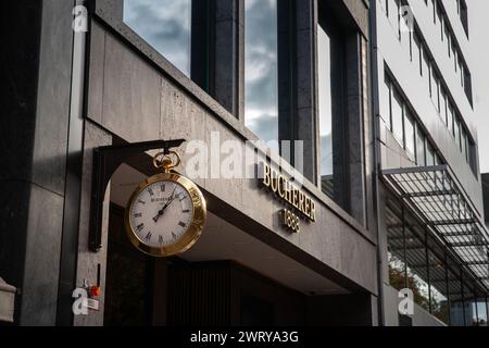 Photo d'une enseigne avec le logo de Bucherer sur leur boutique Dusseldorf. Bucherer Group est un détaillant de montres et bijoux multimarques basé en Suisse Banque D'Images