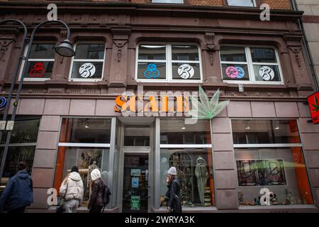 Photo d'un magasin de cannabis dans le centre-ville de Cologne, Allemagne. Un head shop est un point de vente au détail spécialisé dans les accessoires utilisés pour la consommation Banque D'Images