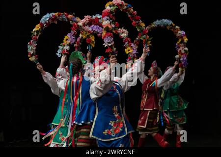 Prolisok Ukrainian Dance Group organise un concert-bénéfice de collecte de fonds pour l'Ukraine au Shaw Theatre, Londres, Royaume-Uni Banque D'Images