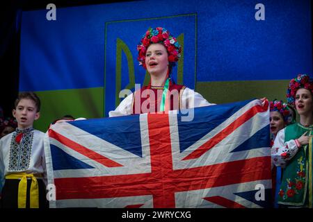 Prolisok Ukrainian Dance Group organise un concert-bénéfice de collecte de fonds pour l'Ukraine au Shaw Theatre, Londres, Royaume-Uni Banque D'Images