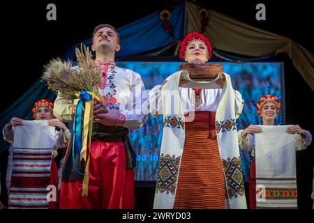 Prolisok Ukrainian Dance Group organise un concert-bénéfice de collecte de fonds pour l'Ukraine au Shaw Theatre, Londres, Royaume-Uni Banque D'Images