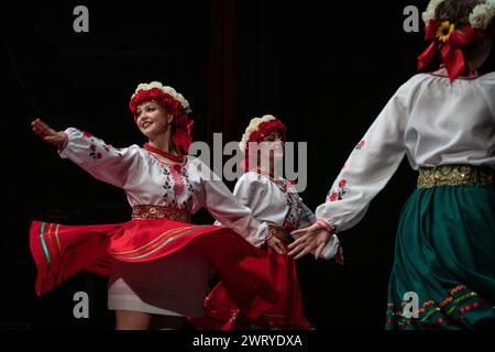 Prolisok Ukrainian Dance Group organise un concert-bénéfice de collecte de fonds pour l'Ukraine au Shaw Theatre, Londres, Royaume-Uni Banque D'Images