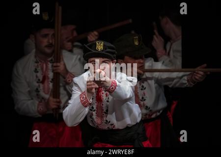 Prolisok Ukrainian Dance Group organise un concert-bénéfice de collecte de fonds pour l'Ukraine au Shaw Theatre, Londres, Royaume-Uni Banque D'Images