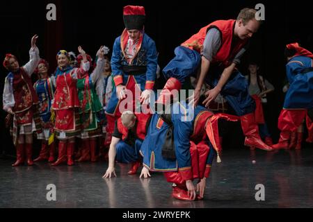 Prolisok Ukrainian Dance Group organise un concert-bénéfice de collecte de fonds pour l'Ukraine au Shaw Theatre, Londres, Royaume-Uni Banque D'Images