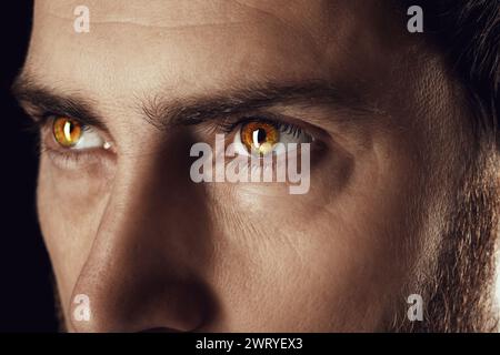 Regard captivant. Homme avec une couleur d'oeil rare, gros plan Banque D'Images