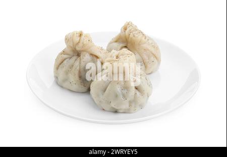 Assiette avec trois savoureux khinkali (boulettes) et épices isolés sur blanc. Cuisine géorgienne Banque D'Images