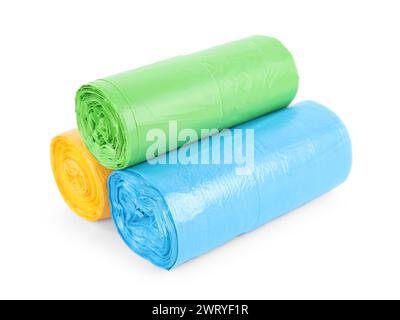 Rouleaux de sacs poubelles colorés isolés sur blanc Banque D'Images