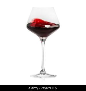 Éclaboussures de vin rouge en verre sur fond blanc Banque D'Images