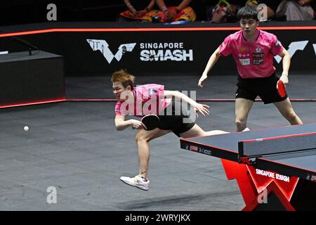 Singapour. 14 mars 2024. Chen Szu-Yu (G)/Lin Yun-Ju, du Taipei chinois, concourent lors de la demi-finale de double mixte contre Sun Yingsha/Wang Chuqin, de Chine, au World Tennis de table (WTT) Singapore Smash 2024 à Singapour, le 14 mars 2024. Credit : puis Chih Wey/Xinhua/Alamy Live News Banque D'Images
