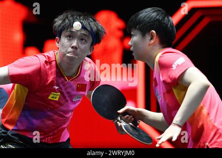 Singapour. 14 mars 2024. Sun Yingsha/Wang Chuqin (l), de Chine, concourent lors de la demi-finale en double mixte contre Chen Szu-Yu/Lin Yun-Ju, de Taipei chinois, au World table Tennis (WTT) Singapore Smash 2024 à Singapour, le 14 mars 2024. Credit : puis Chih Wey/Xinhua/Alamy Live News Banque D'Images