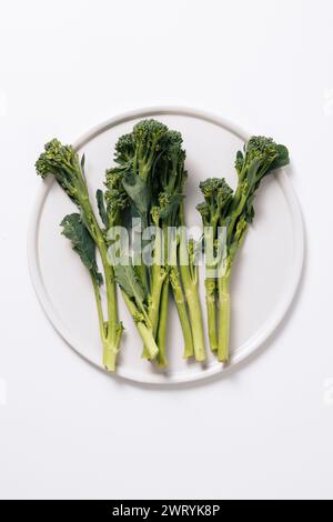 un tas de brocoli sur une assiette blanche Banque D'Images