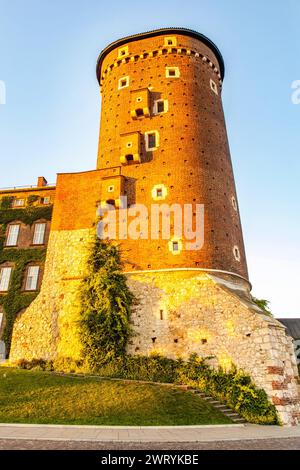 Belle vue sur Baszta Sandomierska dans le château royal de Wawel à Cracovie au coucher du soleil Banque D'Images