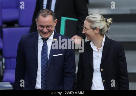 Berlin, Deutschland, 13 mars 2024 : Deutscher Bundestag : 156. Sitzung : Tino Chrupalla und Alice Weidel, beide AFD *** Berlin, Allemagne, 13 03 2024 Bundestag allemand 156 rencontre Tino Chrupalla et Alice Weidel, toutes deux AFD Copyright : xdtsxNachrichtenagenturx dts 32541 Banque D'Images