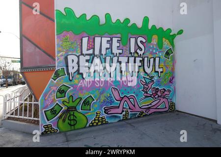 Las Vegas, Nevada, USA 7 mars 2024 Life is Beautiful Street Art mural avec la Panthère rose à Fremont Street Experience au centre-ville de Las Vegas le 7 mars 2024 à Las Vegas, Nevada, USA. Photo de Barry King/Alamy Stock photo Banque D'Images