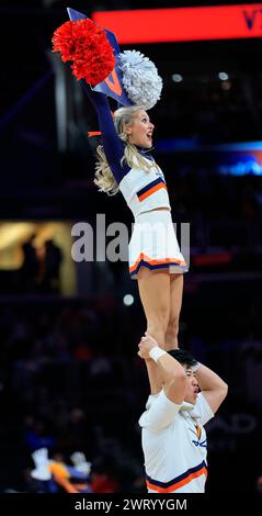 14 mars 2024 : les pom-pom-meneurs de l'UVA jouent pour la foule lors d'un match de tournoi de basket-ball masculin de l'ACC entre les cavaliers de Virginie et les Eagles de Boston College au Capital One Arena de Washington, DC Justin Cooper/CSM (crédit image : © Justin Cooper/Cal Sport Media) Banque D'Images