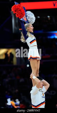 14 mars 2024 : les cheerleaders de l'UVA jouent pour la foule lors d'un match du tournoi de basket-ball masculin de l'ACC entre les cavaliers de Virginie et les Eagles de Boston College au Capital One Arena à Washington, DC Justin Cooper/CSM Banque D'Images