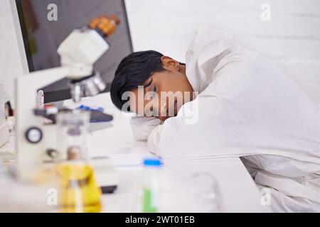 Sommeil, fatigué et femme scientifique en laboratoire travaillant des heures supplémentaires sur la recherche pharmaceutique. Épuisé, fatigue et femme chercheur en biologie avec Banque D'Images