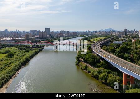 Pont tubulaire sur la rivière Xindian à Taipei, Taiwan Banque D'Images