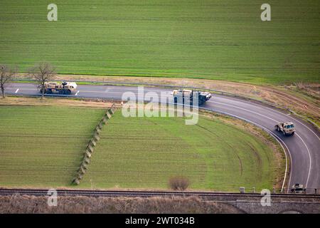 Roumanie. 23 février 2024. L'équipe du convoi "Task Force Assurgam" voyage de la base aérienne Mihail Kogalniceanu, Roumanie à la zone d'entraînement de Novo Selo, Bulgarie, février. 23, 2024. Le lieutenant Col. Allen 'Jerry' Taylor et son équipe ont mené la patrouille logistique de combat (CLP) en livrant un paquet logistique (LOGPAC) avec une classe critique de fournitures pour permettre la formation à l'appui des alliés de l'OTAN. (Photo par Aiden O'Marchra) crédit : U.S. Army/ZUMA Press Wire/ZUMAPRESS.com/Alamy Live News Banque D'Images