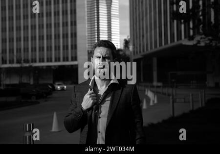 Homme d'affaires surtravaillé. Hurlant, un homme d'affaires furieux devient fou. Mauvaises nouvelles d'affaires. Banque D'Images