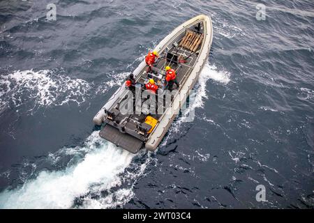 Mer de Norvège. 9 mars 2024. Les marins, affectés à bord du navire de débarquement de la classe Whidbey Island USS Gunston Hall (LSD 44), exploitent un bateau pneumatique à coque rigide dans la mer de Norvège, lors d'opérations de petits bateaux à l'appui du Steadfast Defender 24, le 9 mars 2024. Steadfast Defender 2024, le plus grand exercice des NATO depuis des décennies, démontrera la capacité des NATO à déployer rapidement des forces de toute l’Alliance pour renforcer la défense de l’Europe. (Photo de Danielle Serocki) crédit : U.S. Navy/ZUMA Press Wire/ZUMAPRESS.com/Alamy Live News Banque D'Images