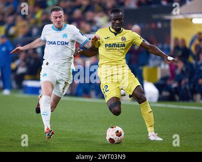 Eric Bailly (R) de Villarreal concourt pour le ballon avec Jordan Veretout de l'Olympique de Marseille lors de l'UEFA Europa League, Round of 16, match de 2e manche entre Villarreal CF et l'Olympique de Marseille le 14 mars 2024 à l'Estadio de la Ceramica à Villarreal, Espagne Banque D'Images