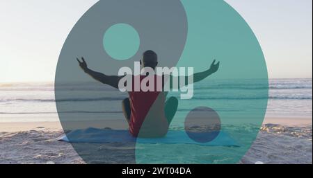 Image du symbole Ying yang au-dessus d'un homme afro-américain senior assis sur la plage ensoleillée Banque D'Images