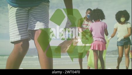 Image de l'icône de recyclage sur une famille afro-américaine ramassant des déchets sur une plage ensoleillée Banque D'Images