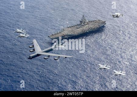 Mer des Philippines. 24 février 2024. Un B-52 Stratofortress de l'armée de l'air mène cinq autres avions en formation au-dessus du porte-avions USS Theodore Roosevelt lors d'opérations de routine dans la mer des Philippines, en février. 24, 2024. (Crédit image : © U.S. Navy/ZUMA Press Wire) USAGE ÉDITORIAL SEULEMENT! Non destiné à UN USAGE commercial ! Banque D'Images