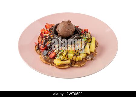 Gaufre de coeur avec ananas et fraise avec bonbons gélifiés et crème glacée dessus Banque D'Images