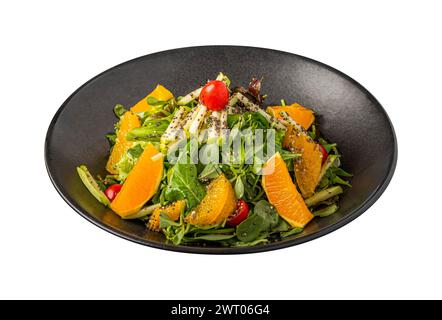 Salade de purslane avec orange et quinoa sur fond blanc Banque D'Images