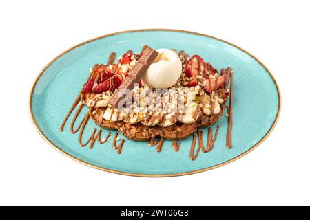 Gaufre de coeur avec banane et fraise avec bonbons délicieux et glace sur elle Banque D'Images