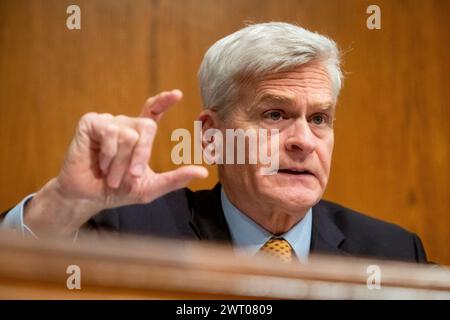 Washington, États-Unis. 14 mars 2024. Le sénateur des États-Unis Bill Cassidy (républicain de Louisiane), membre de rang, Comité sénatorial américain de la santé, de l'éducation, du travail et des pensions (HELP) interroge les témoins au cours d'un Comité sénatorial de la santé, de l'éducation, du travail, audience sur les retraites pour examiner les travailleurs bénéficiant des nouvelles technologies et de l'augmentation de la productivité, dans le bâtiment des bureaux du Sénat Dirksen à Washington, DC, États-Unis, le jeudi 14 mars, 2024. photo de Rod Lamkey/CNP/ABACAPRESS.COM crédit : Abaca Press/Alamy Live News Banque D'Images