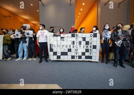 New York, États-Unis. 14 mars 2024. Les manifestants pro-palestiniens tiennent une banderole qui dit : « se désabonner, boycotter, désinvestir » dans le hall des bureaux du New York Times lors d'une action critiquant la couverture par le journal de la guerre Israël-Hamas le 14 mars 2024 à New York. Les manifestants ont bloqué les entrées de sécurité pendant près de deux heures, ce qui a entraîné environ 100 arrestations. (Photo de Michael Nigro/Pacific Press) crédit : Pacific Press Media production Corp./Alamy Live News Banque D'Images