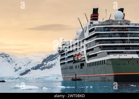 Neko Harbor, Antarctique - 12 janvier 2024 : navire de croisière Seabourn Pursuit dans la baie de Neko Harbor. Banque D'Images