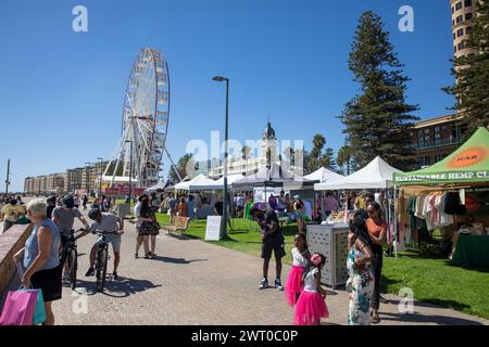 Glenelg Beach Adélaïde, grande roue géante et parc d'attractions à Glenelg, Australie méridionale, 2024 ainsi que des stands de marché le week-end Banque D'Images