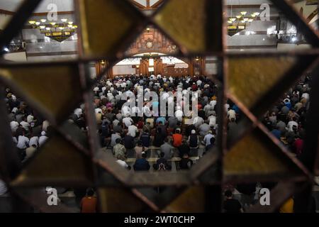 Bandung, Java occidental, Indonésie. 15 mars 2024. Les musulmans indonésiens effectuent la prière du premier vendredi pendant le mois Saint du Ramadan 1445 Hijriah à Bandung. (Crédit image : © Dimas Rachmatsyah/ZUMA Press Wire) USAGE ÉDITORIAL SEULEMENT! Non destiné à UN USAGE commercial ! Banque D'Images