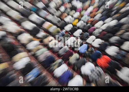 Bandung, Java occidental, Indonésie. 15 mars 2024. Les musulmans indonésiens effectuent la prière du premier vendredi pendant le mois Saint du Ramadan 1445 Hijriah à Bandung. (Crédit image : © Dimas Rachmatsyah/ZUMA Press Wire) USAGE ÉDITORIAL SEULEMENT! Non destiné à UN USAGE commercial ! Banque D'Images