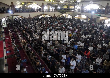 Bandung, Java occidental, Indonésie. 15 mars 2024. Les musulmans indonésiens effectuent la prière du premier vendredi pendant le mois Saint du Ramadan 1445 Hijriah à Bandung. (Crédit image : © Dimas Rachmatsyah/ZUMA Press Wire) USAGE ÉDITORIAL SEULEMENT! Non destiné à UN USAGE commercial ! Banque D'Images