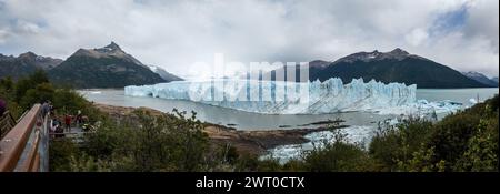 Majestueuse vue sur le glacier et la montagne avec des touristes appréciant la scène Banque D'Images