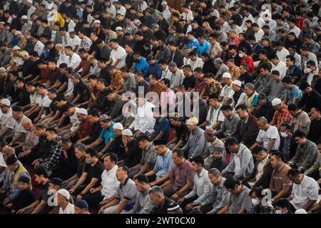 Bandung, Java occidental, Indonésie. 15 mars 2024. Les musulmans indonésiens effectuent la prière du premier vendredi pendant le mois Saint du Ramadan 1445 Hijriah à Bandung. (Crédit image : © Dimas Rachmatsyah/ZUMA Press Wire) USAGE ÉDITORIAL SEULEMENT! Non destiné à UN USAGE commercial ! Banque D'Images