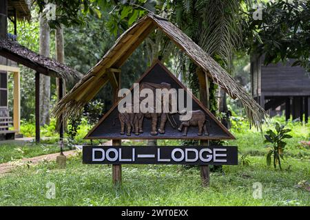 Panneau à Doli Lodge, Bayanga, Préfecture de Sangha-Mbaere, République centrafricaine Banque D'Images