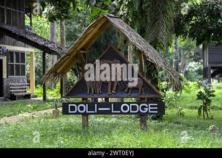 Panneau à Doli Lodge, Bayanga, Préfecture de Sangha-Mbaere, République centrafricaine Banque D'Images